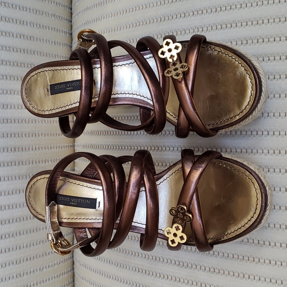 LOUIS VUITTON WEDGE SANDALS LV CLOVER DETAILS - Picture 7 of 11